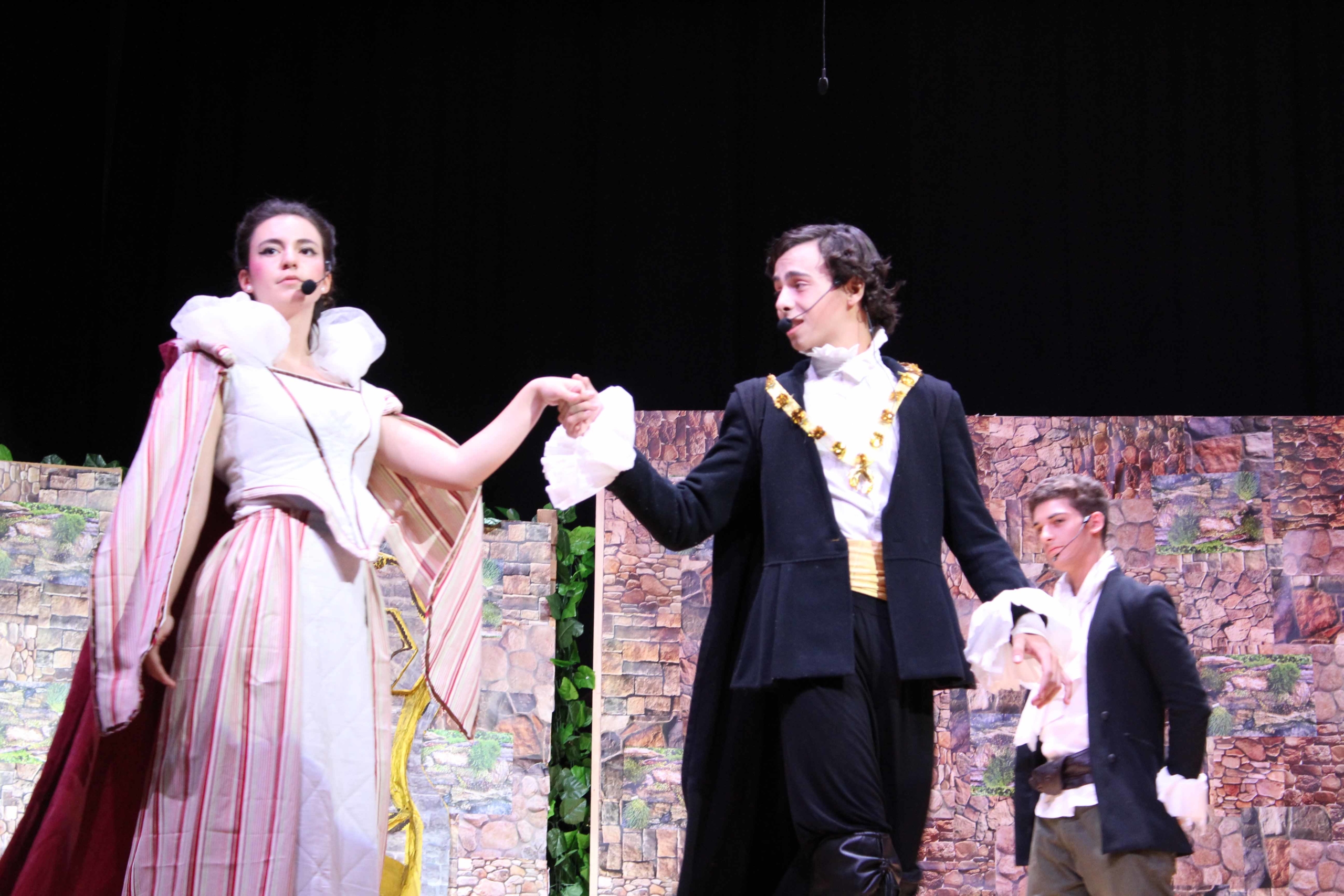 Actividad de teatro con alumnos disfrazados en actividades extraescolares madrid del centro.