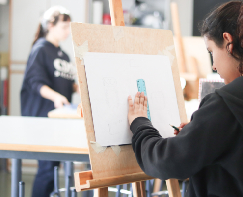 Alumna en clase del bachillerato de Artes en Madrid Colegio JH Newman