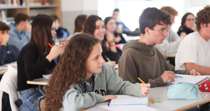 Alumnos de la clase de bachillerato de ciencias y tecnologia